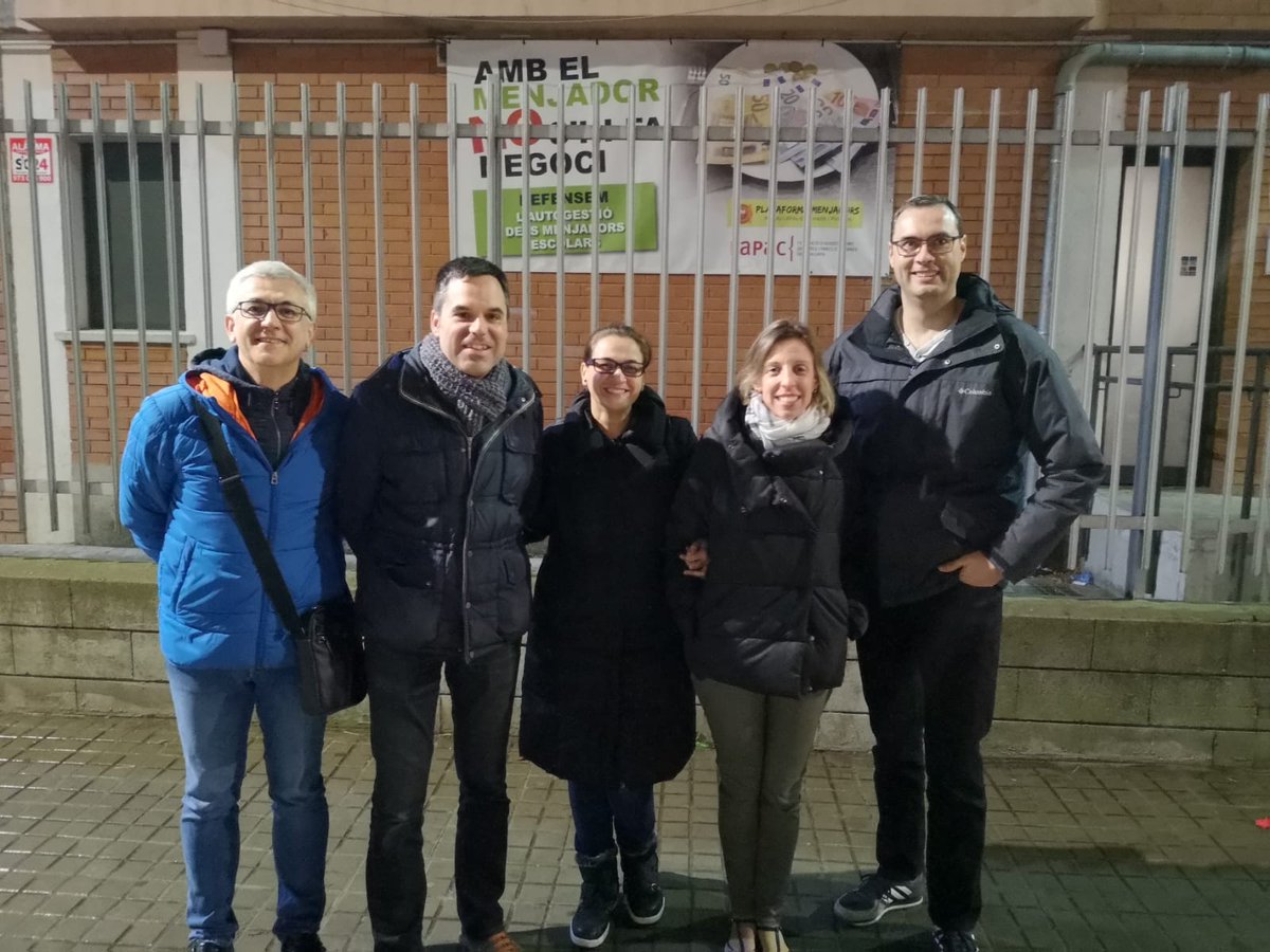menjadorsponent's tweet photo. Avui #DiaDelVoluntariat Nosaltres a Frederic Godàs acabem ara la reunió de junta. Sense sopar encara!! Qui donarà més que nosaltres? #NOALDECRET #aturemDecretMenjadors https://t.co/g2xlMNLfNi