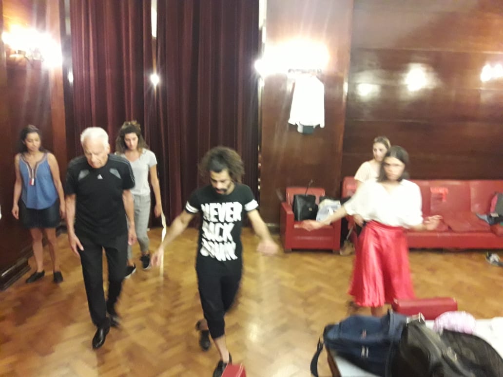 DrCormi's tweet photo. Ensayando para bailar en el Aula Magna donde me entregaron el diploma hace 57 años!! 
Jamás pensé que bailaria aquí...Por donde pasaron Houssay, MIlstein, Leloir... #Emoción #Ochentap #EscuelaDePodología https://t.co/V6qjJwWqwZ