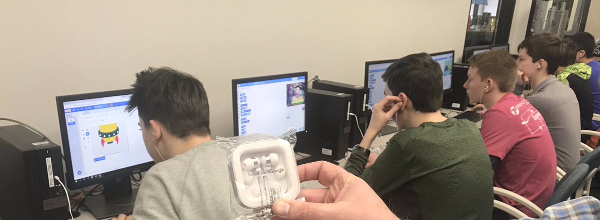 AleeFT's tweet image. 👨🏻‍💻Hour of Code! 👩🏽‍💻@FrancisTuttle #EngineeringAcademy #PortlandCampus Thank you @Google for the Grow with Google earbuds!