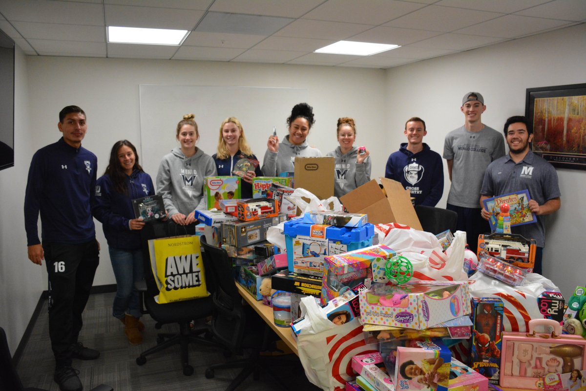 Over the last 2 weeks, Menlo College Student-Athletes have been donating items for the RWC SMC Toy and Book Drive. Earlier today, this group loaded up the items to officially donate them to this great cause. Athletes will help sort, wrap and deliver items later this month!