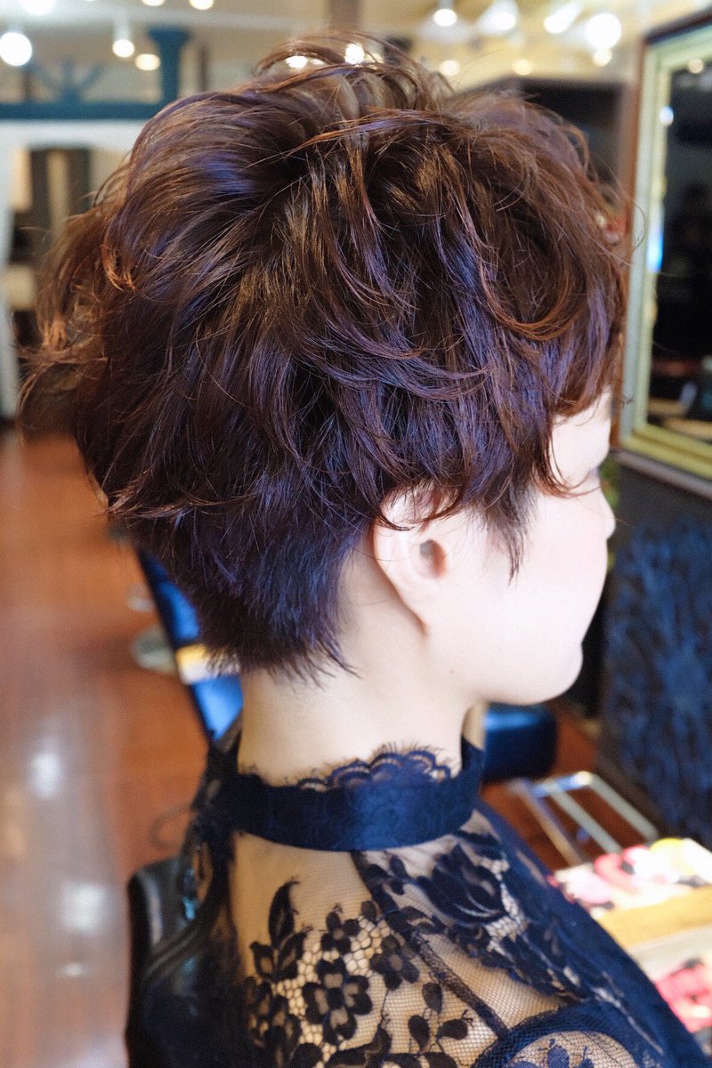 前田敏伸 人生を応援する美容師 على تويتر カットカラーパーマ マフラーなどスッキリはまる 冬のベリーショート ボーイッシュにならないように 丸みを残しながらつくるフォルムと 顔周りの髪を顔に落としてつくるのが ポイント カラーはベリーレッド系で