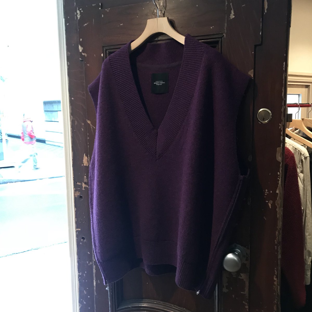 1ldk Twitter પર Unusedのニットベストのパープルは 新鮮味のあるカラーリングで スタイリングのアクセントとしてオススメ 深めのvネックは 様々なレイヤードを可能にし広めのアームホールも特徴的 36 000 Tax
