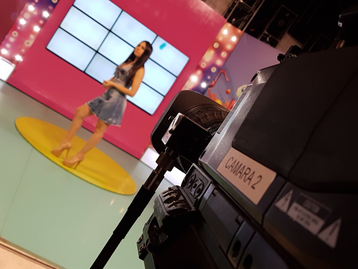 E40_TV's tweet photo. ¿Y si bailamos? ¿Por lo menos un ratito? 😉🎧⚡ https://t.co/8UUcRKVuNL