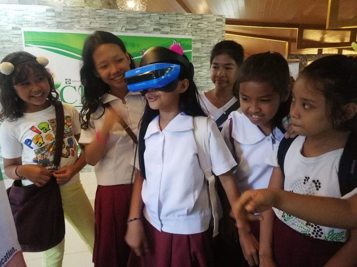 PCITechCenter's tweet photo. Students from San Roque Elementary School here in Koronadal City get to try our VR! Super duper fun and exciting #virtualreality experience!!! #edtech!!!! #pcitechcenter #dost #deped #nstw2018 https://t.co/hN2vRiMK3Y