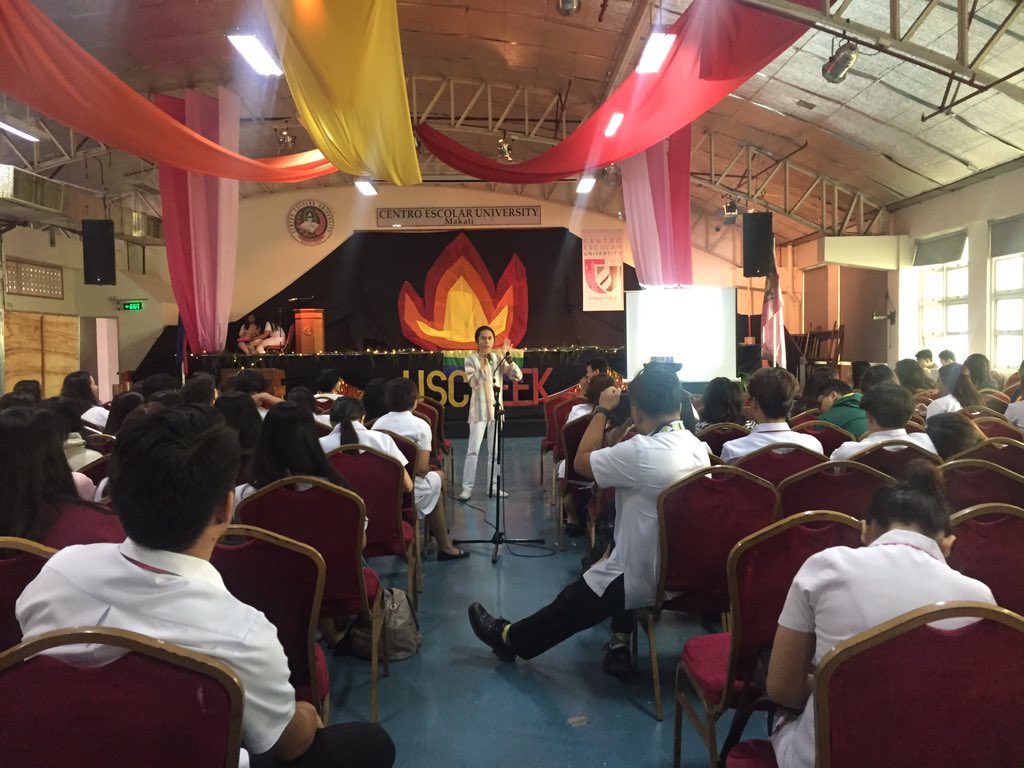 CEUMakatiUSC's tweet photo. #HappeningNow: USC Symposia’s second speaker is Mr. Francis Mina from UP Manila, talking about “Engendering LGBTQ+”
He’s giving out cute unicorn keychains to his participative audience! And the rainbow flag on stage!! 🌈 #SiklabAlabLiyab #USCWeek2018 https://t.co/CRFuQUcCb8