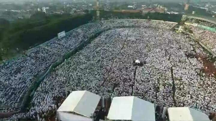 ramaraja12's tweet photo. Istighosah Kubro di Sidoarjo ini hanya disiarkan TV9 saja yg secara full langsung.. TV Nasional gak ada yg nyiarkan. Dan gak ada yg baper.... 
Karena niatnya atau tujuannya adalah memohon pertolongan kepada Allah SWT dan tidak ada tujuan kampanye . https://t.co/sOwxFrRBlv