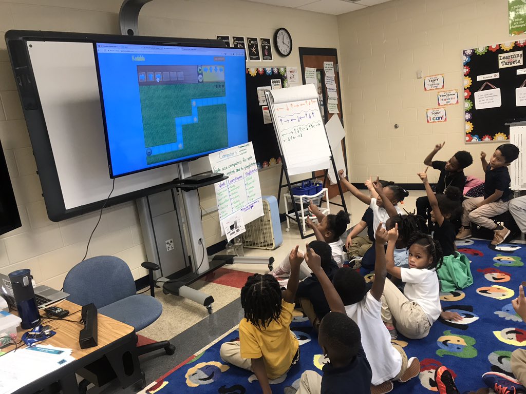 OKESSTEMLab's tweet photo. Happy #computerscience week! The students are engaged and loving all of our coding activities! #hourofcode #csforall #learningblade @HCSOppZone @hamcoschools @TechHcs @OrchardKnob @nikkicrussell17 #hcdestem @codeorg https://t.co/qV2dToIlK9
