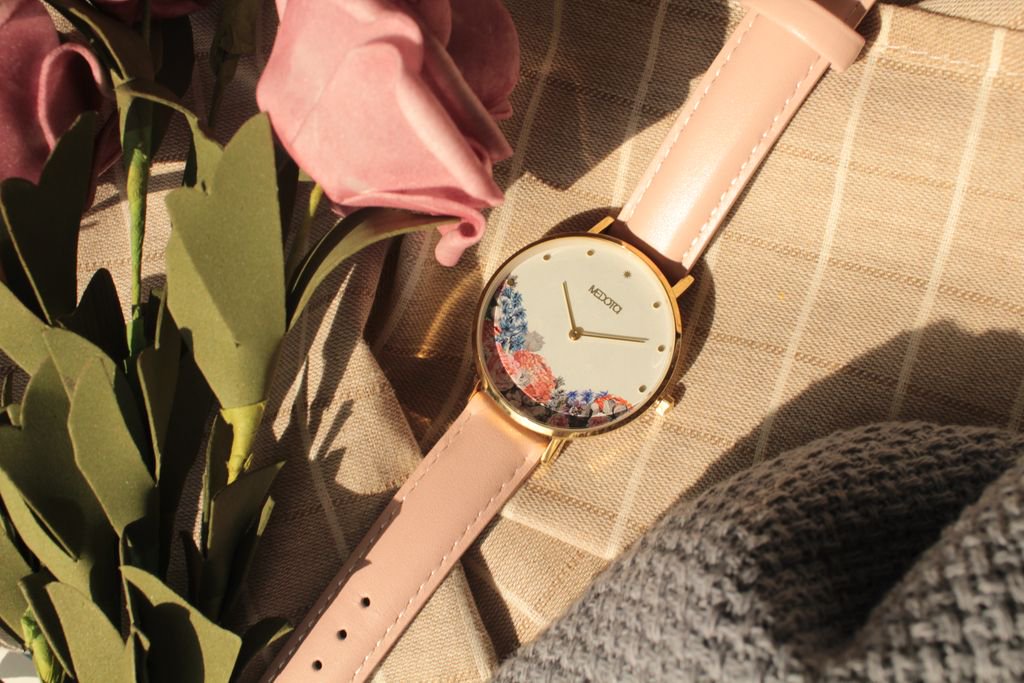 MEDOTAluxury's tweet image. 阳光洒落的午后时光
Sunshine falls in the afternoon.
Photo: BO-8901
PINKOI设计馆：buff.ly/2xOl9VQ
---------------------------------
#MEDOTA##dailyMEDOTA##photooftheday##ladiesoutfit ##pink ##Pinkaccessory ##米朵达女孩##手表##粉红色##女表##简约##质感##礼物##花##幸福#