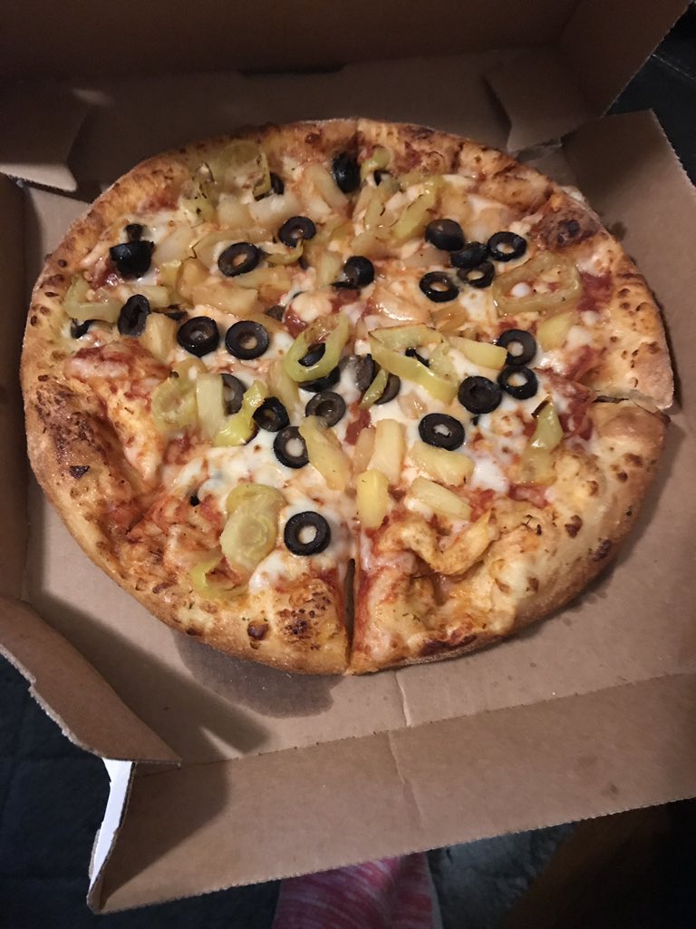 HeatAriel's tweet photo. @dominos I’m so sad! My pizza got peppers instead of pepperoni:-( I love mah dominos but I miss my pepperoni 🍕 https://t.co/G2V19mjuby