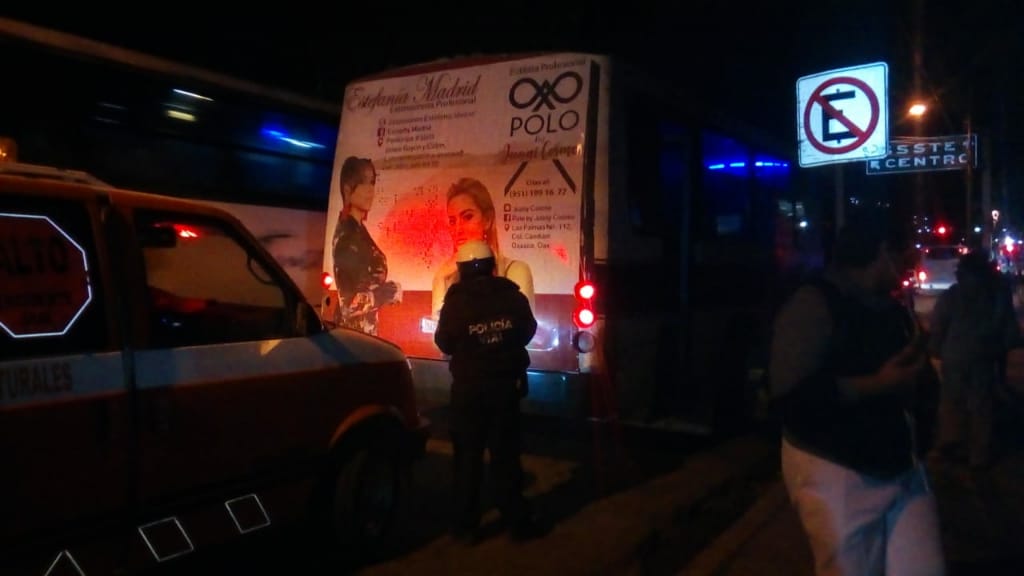 AgenciaSpiaboc's tweet photo. Fueron cuatro lesionados en el interior de un urbano Tusug luego que se pasara un tope en la calzads Porfirio Díaz y Belisario Domínguez el chófer los llevó al Hospital Civil donde  la unidad UR-01 Unidad de Rescate @escuadronoram los atendió #Oaxaca https://t.co/sB4q9G2Ir3