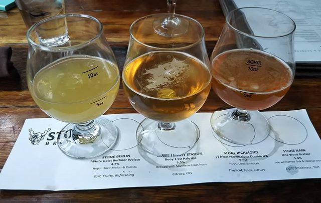 darumaya3's tweet photo. STONEヘッドブリュワリーで
Beer Flight🍺
全て初
量がたっぷり🐬
日本も見習わなければ
テイスティングどんどん持ってくるし
ここ広い庭あって
バーカウンター４つ🍻
https://t.co/4DJDshTWal
#stonebrew 
#craftbeer
#クラフトビール 
#sandiego 
#だるまや
#darumaya https://t.co/09KZDTu3O0 https://t.co/JS3dHvAirl