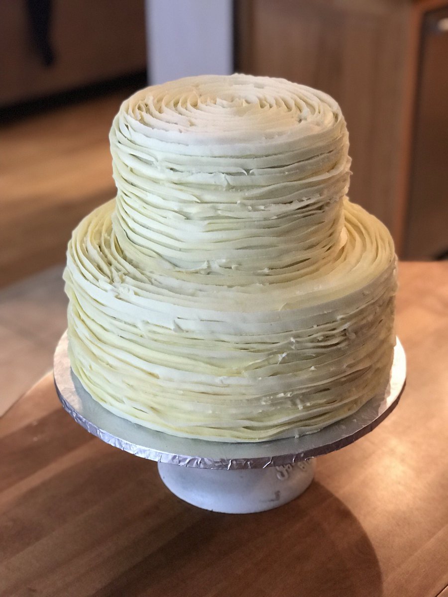 MinisbyMaria's tweet photo. This beauty from the weekend in pale yellow - the lighting is not the best! #simpleweddingcake #paleyellow #wedding #weddingcake #weddinginpaleyellow #customcakes #minisbymaria https://t.co/SKeahXx153