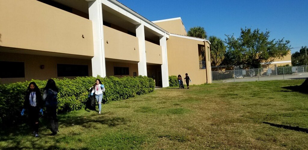 LIAPlantationHS's tweet photo. LIA showing Colonel pride &amp; keeping our campus clean! https://t.co/ofLlBxTxcX