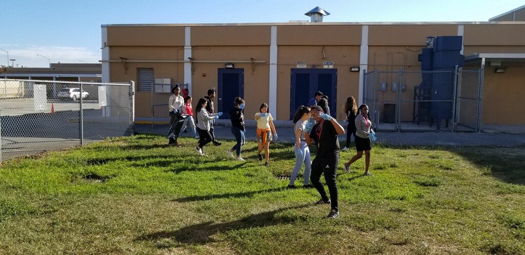 LIAPlantationHS's tweet photo. LIA showing Colonel pride &amp; keeping our campus clean! https://t.co/ofLlBxTxcX