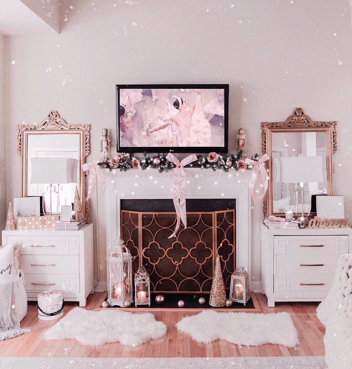 lexpyfrom's tweet image. Dreaming of a #pinkChristmas ❄️💕 &amp;amp; loving how my decor is coming together! Jadorelc.com