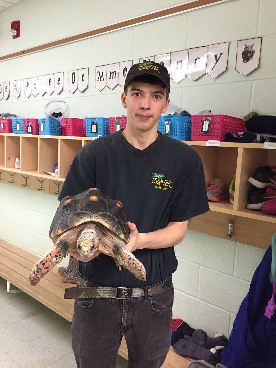 LaSourceBarrie's tweet photo. Pendant que notre policier scolaire nous renseigne sur le taxage et la sécurité sur internet, les enfants sont en compagnie des animaux et insectes de ZooTech @BarriePolice https://t.co/GvGvY0eajn