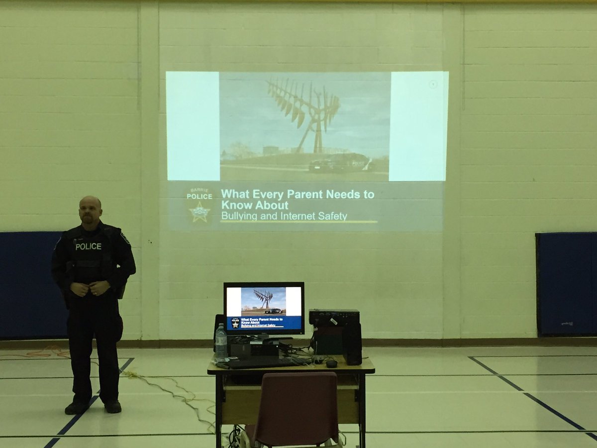 Pendant que notre policier scolaire nous renseigne sur le taxage et la sécurité sur internet, les enfants sont en compagnie des animaux et insectes de ZooTech <a href="/BarriePolice/">Barrie Police</a>