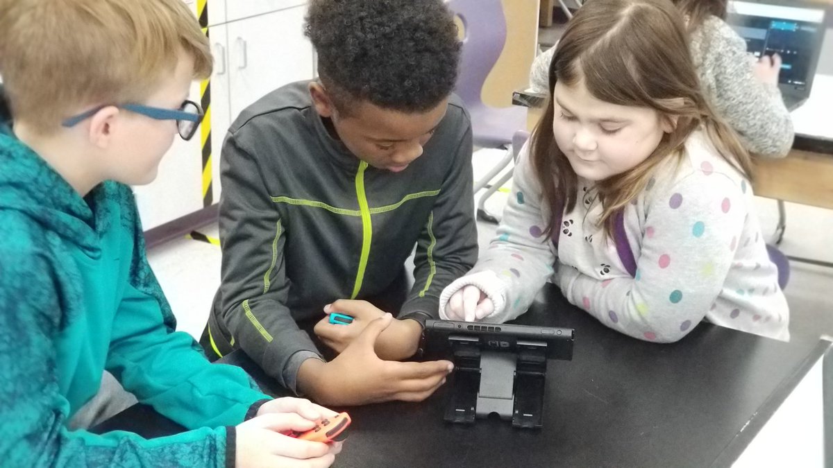 AskMrBoan's tweet image. Getting our #code on with #NintendoSwitch Labo Garage today in @IDEALabWRMS!  Programming inputs using the sensors on the joy-cons with outputs like making sound, vibrating, flashing, emitting IR light! #makersgonnamake #CSEdWeek #reynproud @rcsdooi @ReynSchools @WRMSWolves