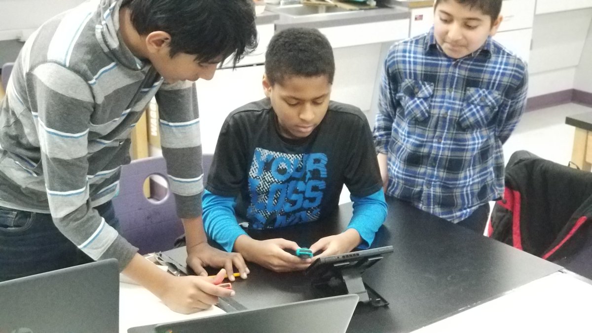 AskMrBoan's tweet image. Getting our #code on with #NintendoSwitch Labo Garage today in @IDEALabWRMS!  Programming inputs using the sensors on the joy-cons with outputs like making sound, vibrating, flashing, emitting IR light! #makersgonnamake #CSEdWeek #reynproud @rcsdooi @ReynSchools @WRMSWolves