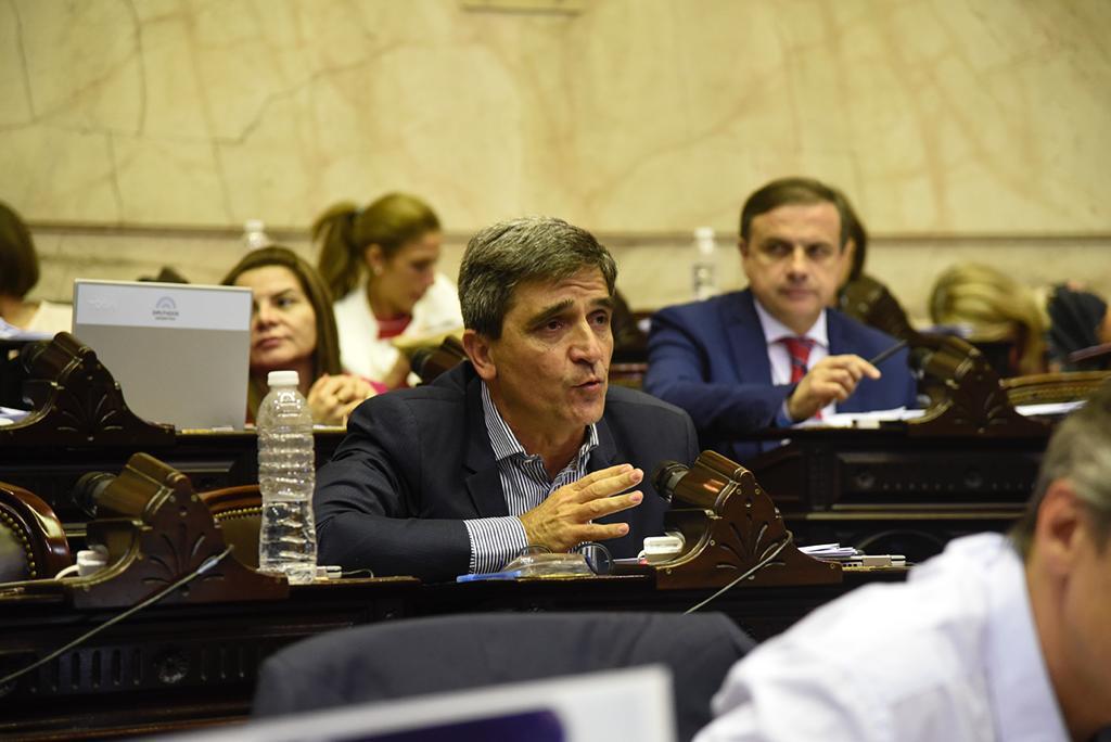 FJxTucuman's tweet photo. En Diputados se logró la media sanción de la #NuevaLeyDeVacunas, un proyecto del diputado @pyedlin.
Una gran herramienta para cuidar la salud de los niños y prevenir enfermedades en adultos. https://t.co/Oxv82s6yQk