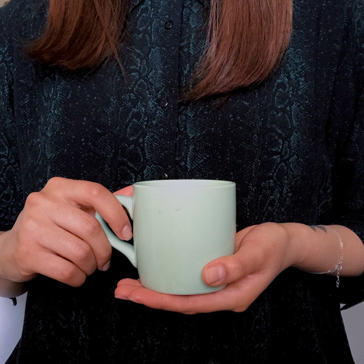 “Nos quedamos en silencio, tú con la taza de café en la mano, yo sorbiéndolo lento, con la esperanza de alargar la ausencia de palabras.”

SOMOS LO QUE COMEMOS. En: #CocinaAmbivalente

#AmarYComer #EnPareja #Compartir #Cafe #ComerJuntos #Comer #EnElTianguis