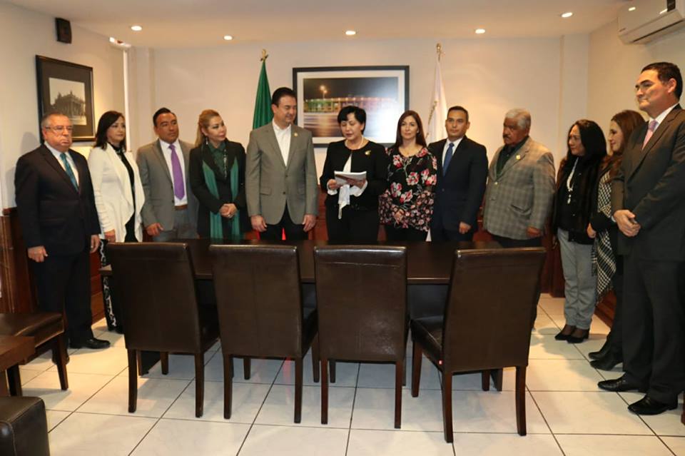 CoahCongreso's tweet photo. La tarde de este miércoles, Sandra Rodríguez Wong, hizo entrega de su primer informe de labores como Presidenta del Tribunal de Justicia Administrativa ante el Presidente de la Junta de Gobierno del Congreso del Estado, Jaime Bueno Zertuche #TodasLasIdeasTodasLasVoces https://t.co/5gNel9G0hr