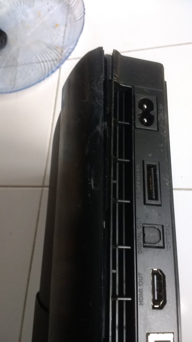 Tuck_300's tweet photo. @GameStopHelp @gamestopcorp As you can see it was filthy inside AND outside. Not only that it was BROKEN! https://t.co/ppj86dQzlH