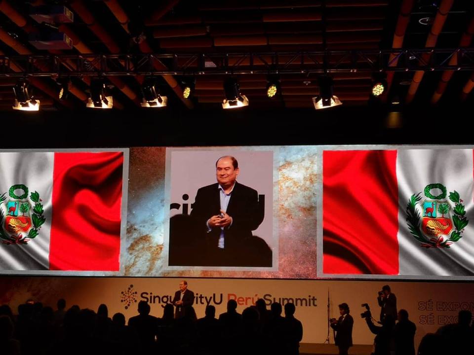 elcomercio_peru's tweet photo. Melvin Escudero, director del #SingularityUPerú, da las palabras de cierre: “Estamos entre los últimos lugares en el ranking de innovación. Eso tiene que cambiar. El miedo es un factor de crecimiento y aprendizaje. La derrota es un factor que puede ayudarnos al éxito" https://t.co/xdXroZApwI