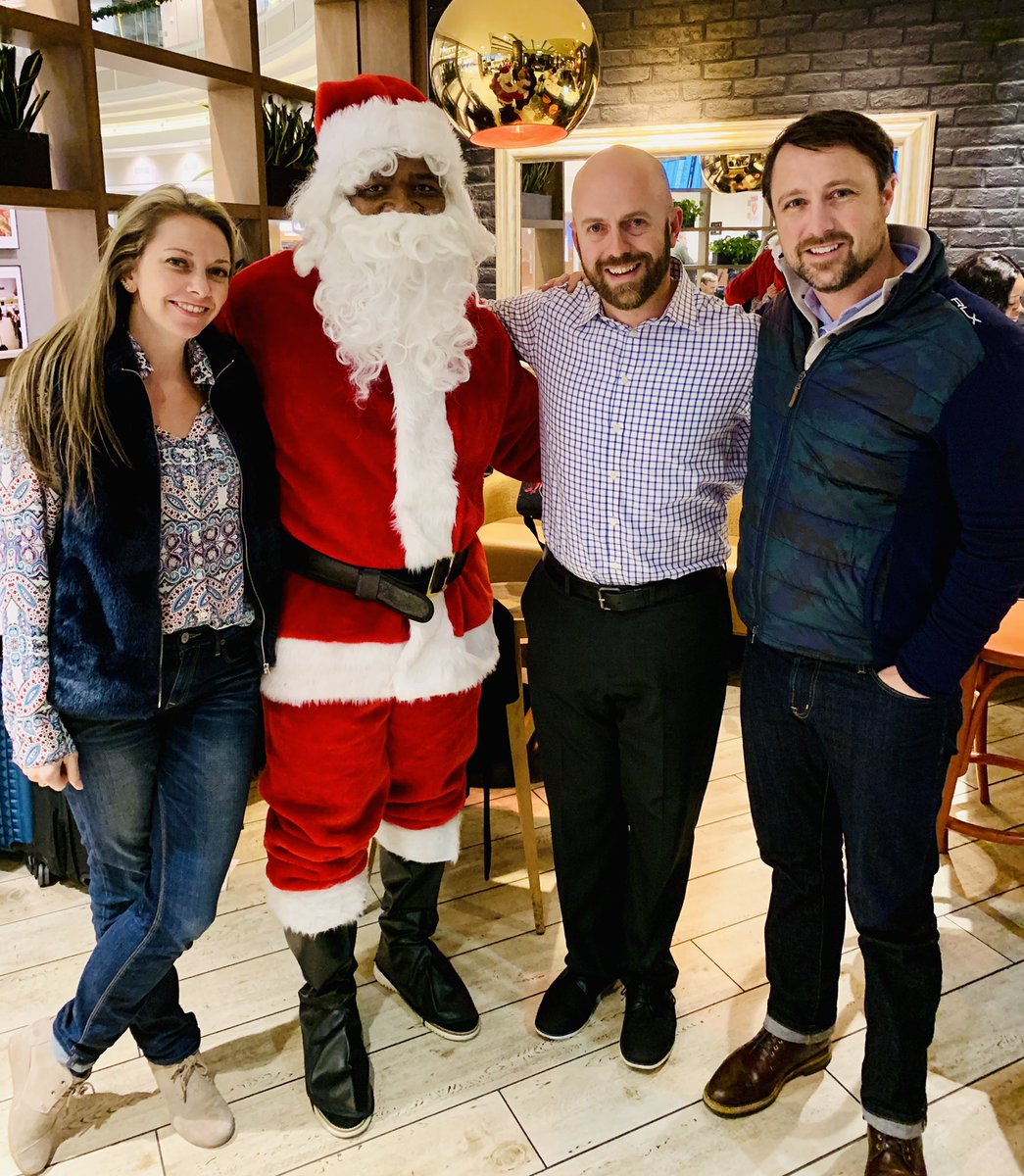 oakcitydylan's tweet photo. @channelchick_j9, @klsurratt, @HeidiHosted, @DGiernet, myself and the ATL Santa hanging out before we go our separate ways after our fantastic @coxbusiness sales training this week. #coxfamily #holidayspirit #blessedinlife #instawhat #atlantasanta #cloudgirls https://t.co/sReuMPzyOt