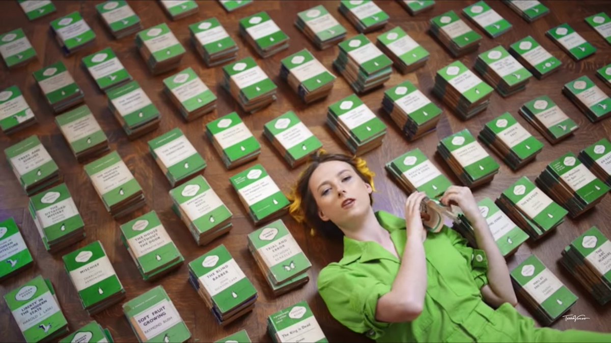 bestnewmusix's tweet photo. @TessaViolet 
#TessaViolet 
#NewMusicVideo #SoundOf2018 
💄💋 

https://t.co/THwX3m7kh0 https://t.co/x7cgiZJB2L