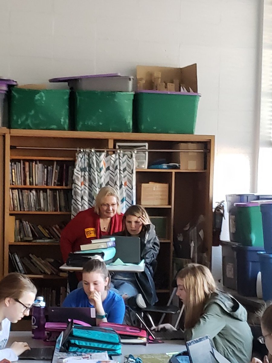 JUdvare93's tweet photo. GE volunteers sharing their expertise as our STEM students particpated in our hour of code. @codeorg #TosaCodes @TosaLongfellow https://t.co/nwCbxmfjvr