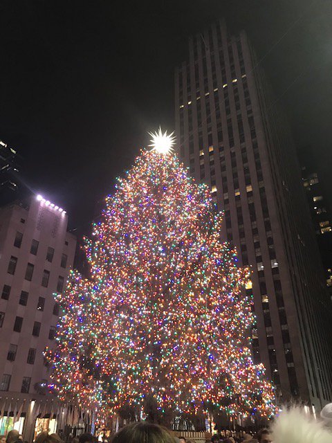 ニューヨークフィルムアカデミー Auf Twitter ニューヨーク 冬の風物詩ロックフェラーセンターのクリスマスツリー がライトアップされました 大変な人混みで笛吹きエンジェルまではたどり着けませんでした Nyはいよいよ本格的なホリディシーズンです
