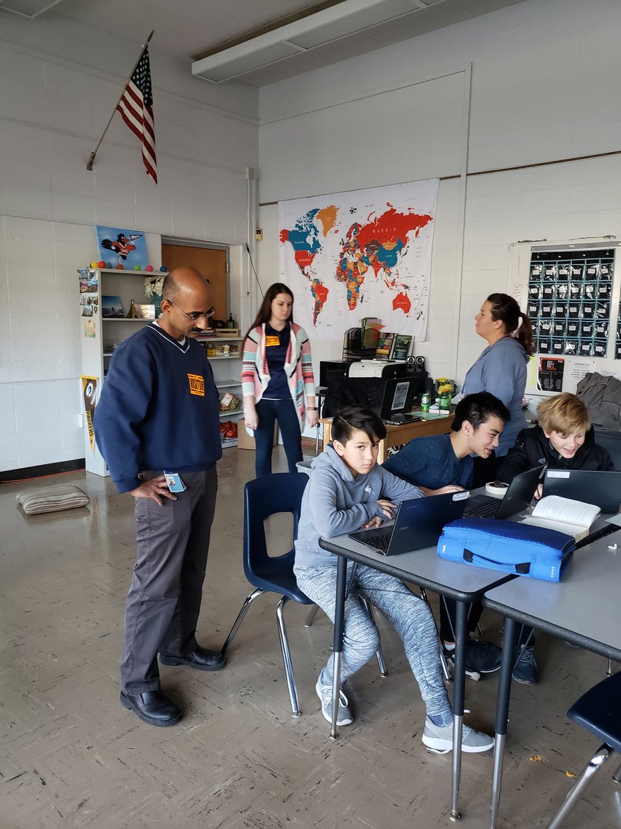 JUdvare93's tweet photo. GE volunteers sharing their expertise as our STEM students particpated in our hour of code. @codeorg #TosaCodes @TosaLongfellow https://t.co/nwCbxmfjvr