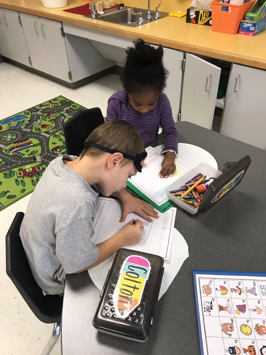 RoddyToLearn's tweet photo. Partner work is just “write” for us! 

#TeamLCPS #EpicMNES #iteachk https://t.co/KWNa6n0THh