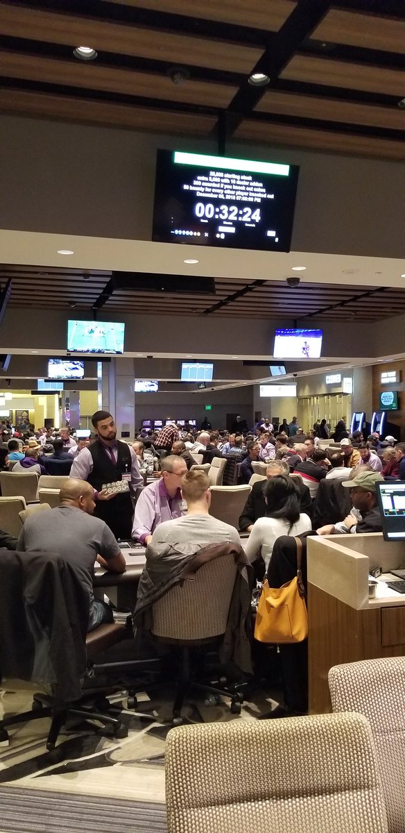 moneymetalcakes's tweet image. These are my people...look at all the hustle and bustle if the @MGMNH_Poker poker room on a Wed. night! #cakesclassic #dontgetfelted