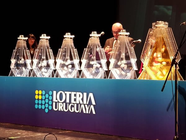 sudestada_uy's tweet photo. Auditoría del @mef_Uruguay detectó riesgo de #fraude en la venta y distribución de los números de la #lotería. Un informe de 19 páginas consignó decenas de irregularidades que implican serios peligros para la gestión de dineros públicos, premios y apuestas https://t.co/8zdYz1RKeu https://t.co/g07lFIWOYN