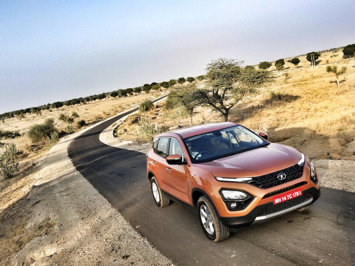 VikramGour's tweet photo. The @TataMotors #Harrier gets a 2.0 litre diesel engine that offers 140 bhp and 350 Nm of torque. It is paired with a 6 speed manual transmission. Will tell you how it drives post the 7th!🤓 #tataharrier #bornofpedigree #motorscribes @motorscribesind @SidnChips https://t.co/lII9GpnVTl