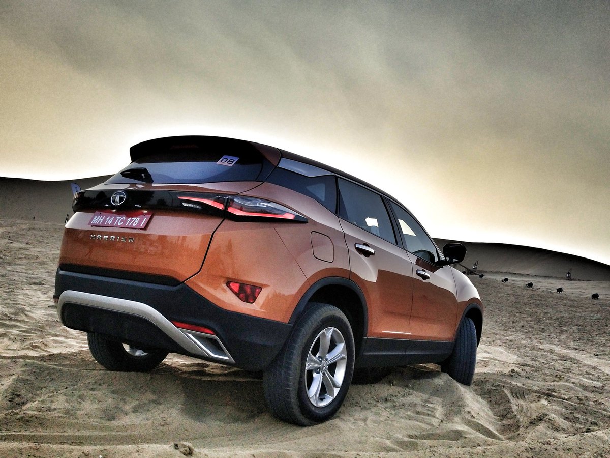 VikramGour's tweet photo. The @TataMotors #Harrier gets a 2.0 litre diesel engine that offers 140 bhp and 350 Nm of torque. It is paired with a 6 speed manual transmission. Will tell you how it drives post the 7th!🤓 #tataharrier #bornofpedigree #motorscribes @motorscribesind @SidnChips https://t.co/lII9GpnVTl