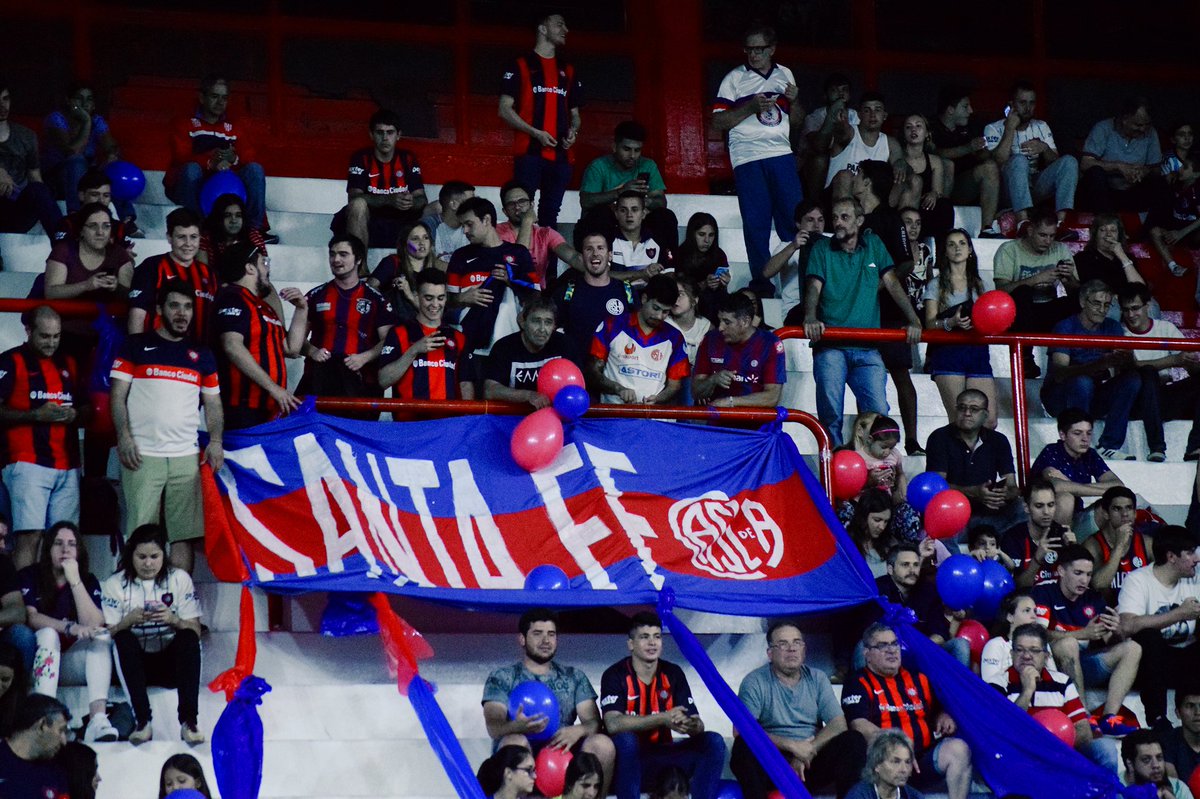CASLABasquet's tweet photo. 👋 #SanLorenzo ingresó al campo de juego con jugadores del minibasquet de la liga santafesina y ahora realiza sus últimos movimientos precompetitivos ante una gran cantidad de cuervos que coparon una de las cabeceras del Ángel Malvicino. https://t.co/Kf4CTaI2jc