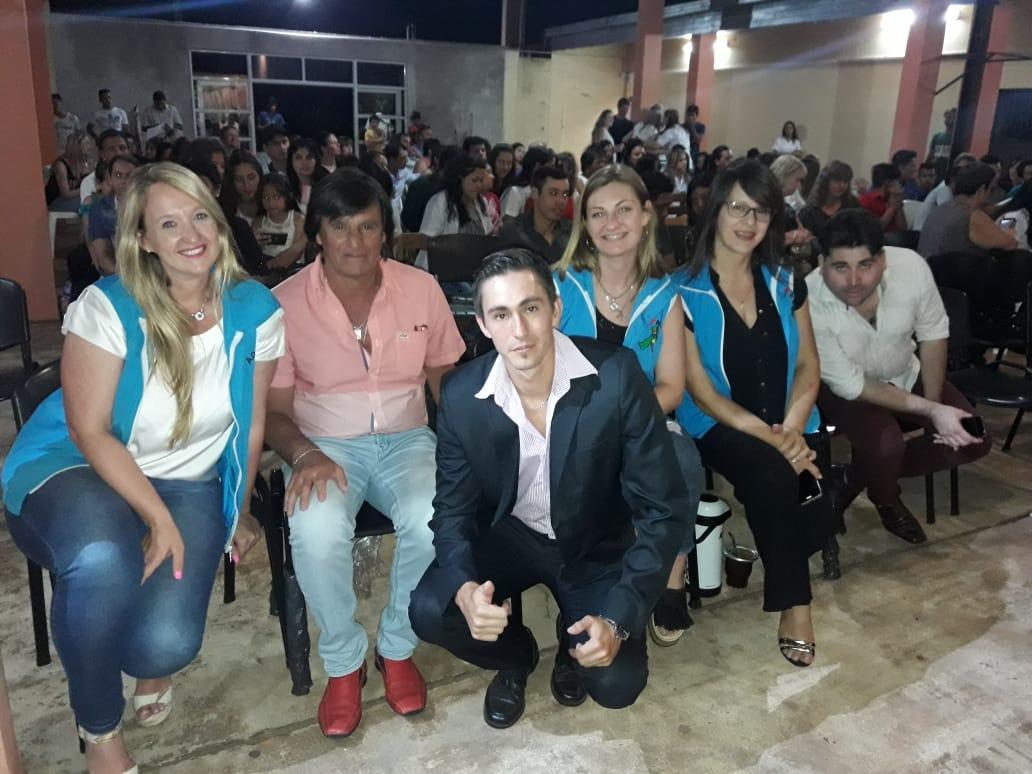 mariluleverberg's tweet photo. Acto colación #CFP18 #LosHelechos Gracias Dire @latincris32 por invitarnos a tu hermosa institución #orgullototal
@udpm_misiones siempre acompañando #cercanía
@BigalkeNoelia @Cristia91279904 @ArtuiMabel @MaxiokF
Hermoso equipo! ❤ https://t.co/v9kC0mVdlI