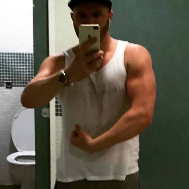 MattRTheSinger's tweet photo. FINALLY starting to see some gains and also some proper fat loss after a six month plateau. The trigger? Actually eating clean PROPERLY for the first time ever and cutting out alcohol. https://t.co/D8qGM2G9yI https://t.co/wgKQT7mMwZ