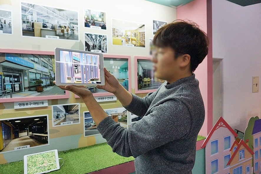 Beautylogs's tweet image. #찾동
#찾아가는_동주민센터
서울시민청 지하1층에 특별한 마을역 #찾동공감마당 이 설치되었다.
외롭지 않은 놀이터천사, 출산가정 방문 복지플래너 등 이제 복지도 찾아가는 시대,주민참여 자발적 마을사업이 활성화되면 더 살기좋은 서울시가 만들어지겠지. 💞

#서울시 #서울시미디어메이트