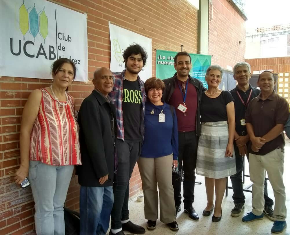 OttoJansen's tweet photo. Intercambio club Ajedrez Gran Sabana Core8, Pto Ordaz y @coop_yarayara con estudiantes @UcabGuayana, y Rubén Zamora. Día profesor universitario. Directores @DESU_Guayana, @mtesanchez,Escuela Ingeniería, Luisa Vera. Profesores, Briseida García, Julio Hernández y @frankwjansen . https://t.co/mnGiZv3dvG