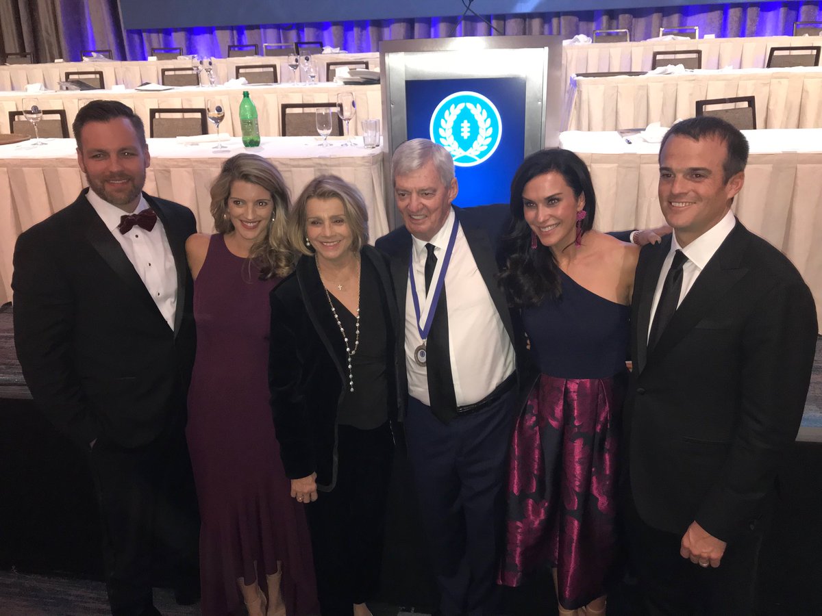 So thankful to be able to attend the ⁦<a href="/NFFNetwork/">National Football Foundation</a>⁩ Dinner in New York City last night 

Nothing like seeing your dad inducted into the College Football Hall of Fame.....