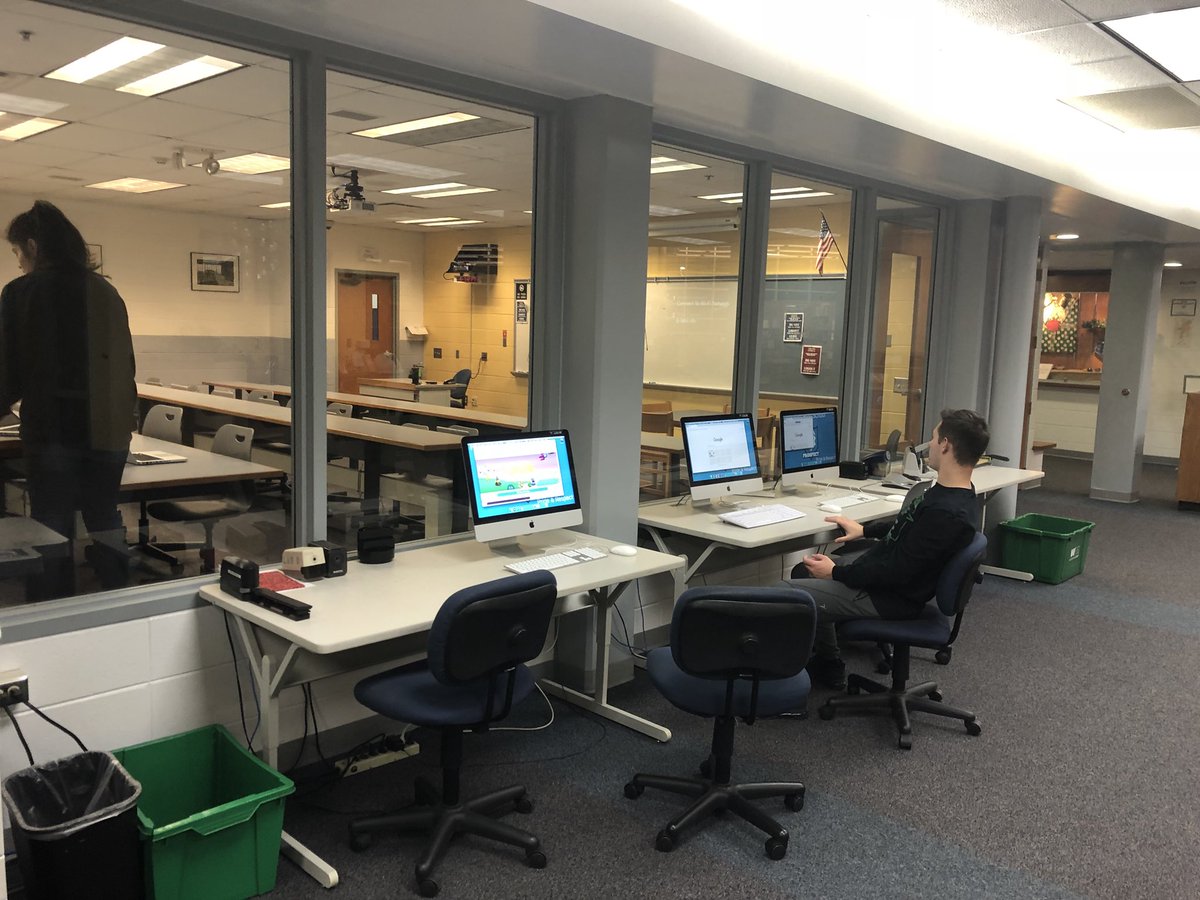 PaulHennig1's tweet image. Preparation for #hour_of_code hosted by @KnightsofPHS @d214CareerDisc