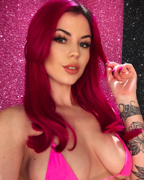 The irresistible @Aemelia_Fox is back for another night show and we couldn't be happier 😈🔞 https://t.co/dUS9tlyBsR