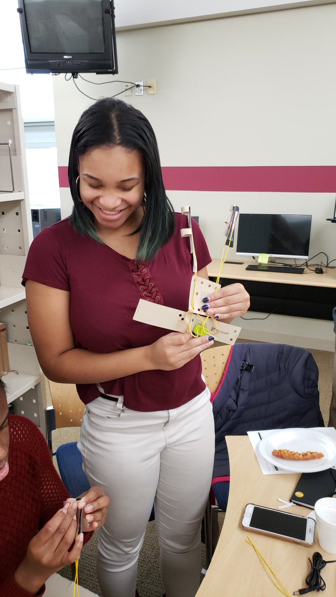 vlachakisalex's tweet image. In just 3 hours our @Detroitk12 students created bionic hands with @arduinos. After looking at their final products, you&apos;d never know they were first-time users of microcontrollers. #CSforDetroit #HackSTEM #CSWeek