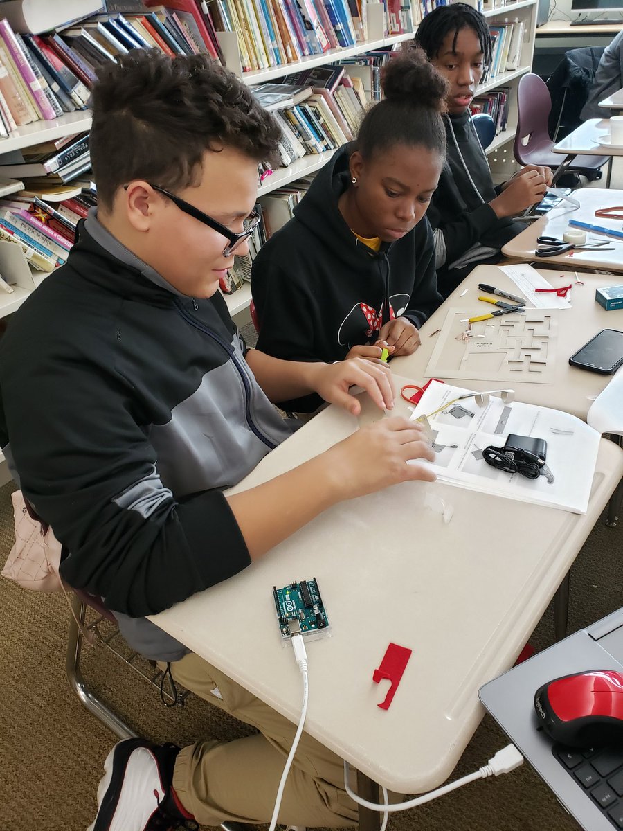vlachakisalex's tweet image. In just 3 hours our @Detroitk12 students created bionic hands with @arduinos. After looking at their final products, you&apos;d never know they were first-time users of microcontrollers. #CSforDetroit #HackSTEM #CSWeek