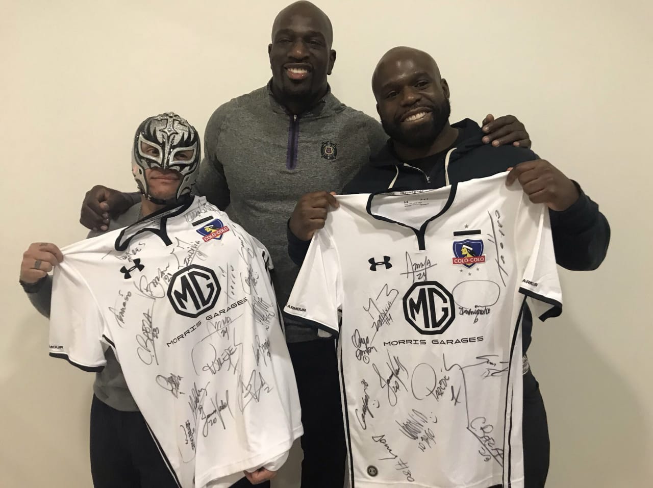 Al Aire Libre on X: "El gran Rey Mysterio, Titus O'Neil y Apollo Crews posaron con la camiseta de Colo Colo en el evento de WWE que se desarrolla en Santiago #CooperativaTeEscuha