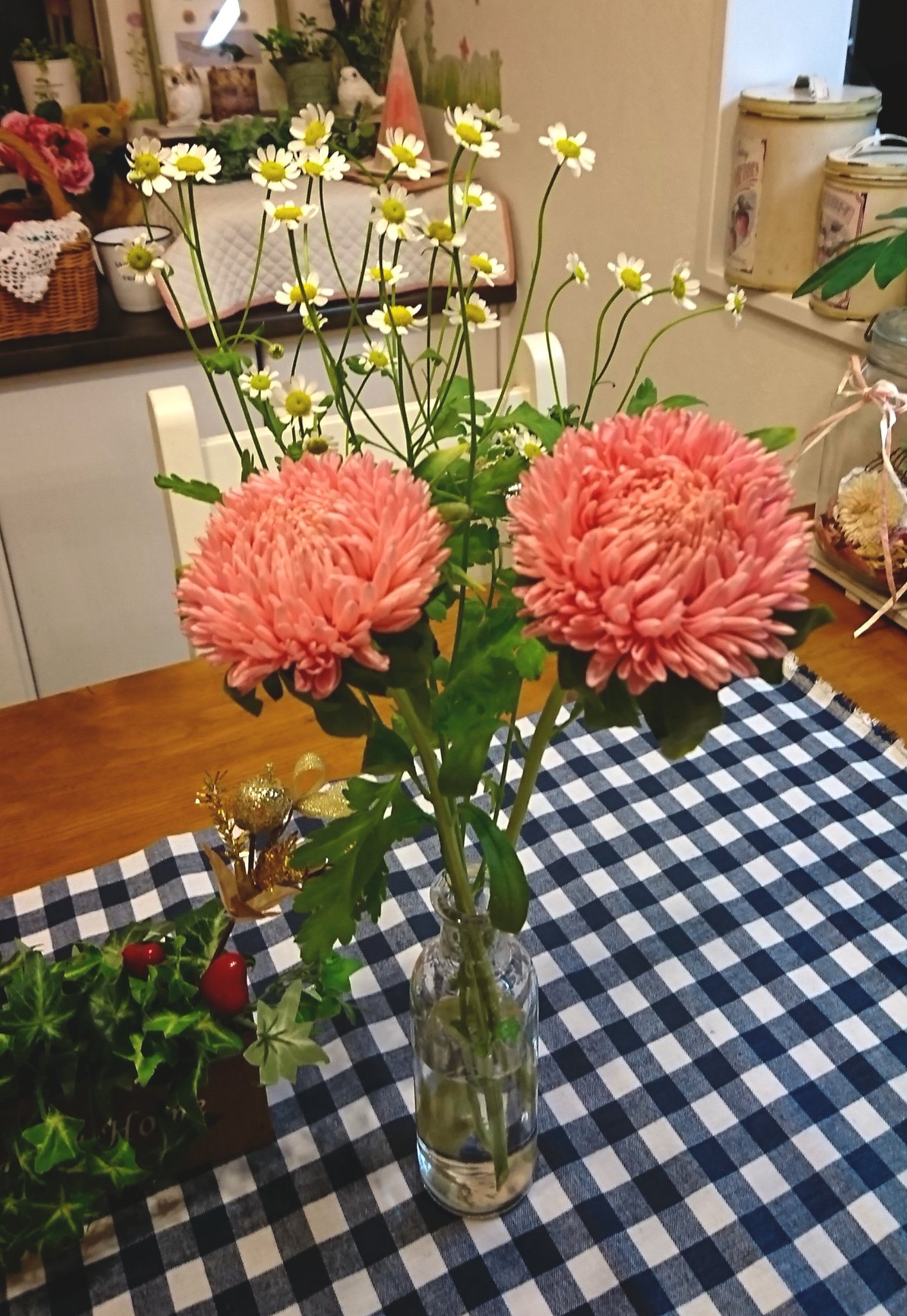 Uzivatel 紫香 しかお Na Twitteru お花屋さんでみかけた コロンとした可愛いお花屋ꕤ アスターのボブサーモンというお花みたい 白い小さいお花は マトリカリア 好きなお花です カモミールのお花に似てるね 花 ボブサーモン マトリカリア